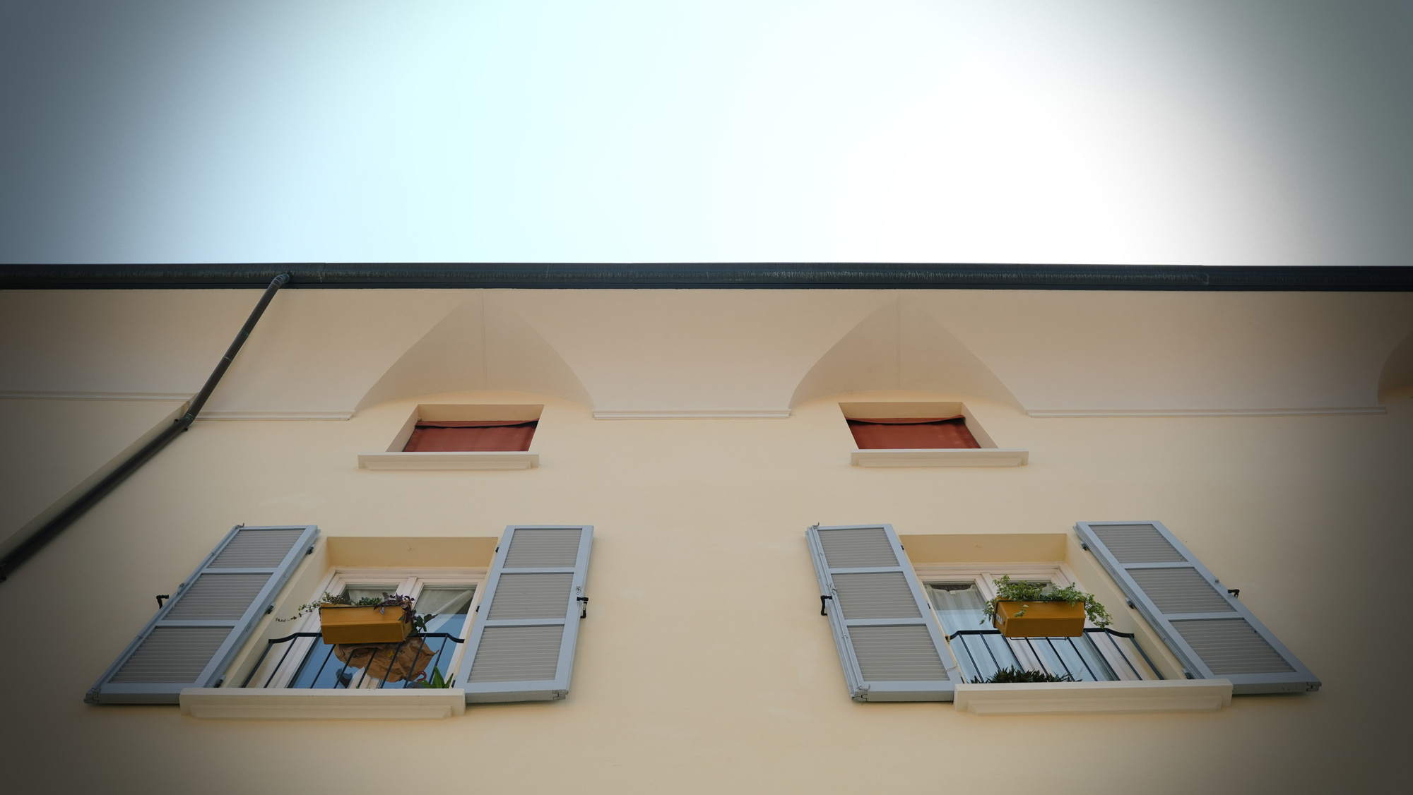 Restauro e risanamento conservativo della facciata di un palazzo storico - Progetto via Selice seguito da Studiola studio di tecnico e di architettura