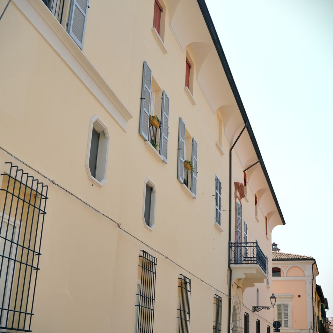 Restauro e risanamento conservativo della facciata di un palazzo storico - Progetto via Selice seguito da Studiola studio di tecnico e di architettura